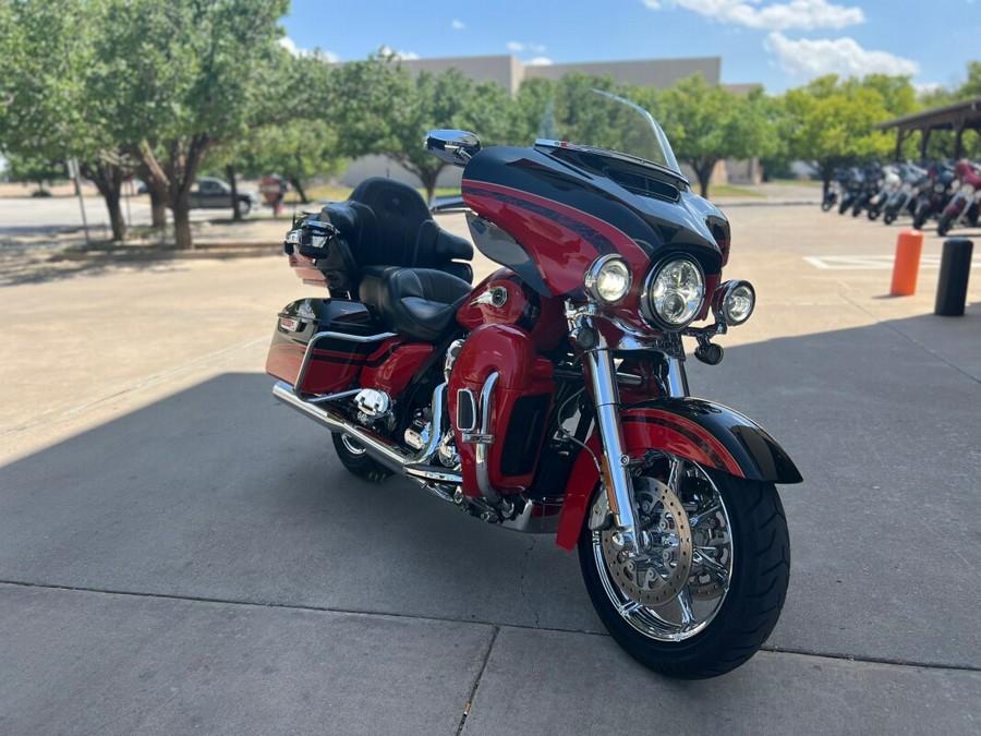 2016 Harley-Davidson® CVO™ Limited Black Garnet & Electric Red Pearl with Carb