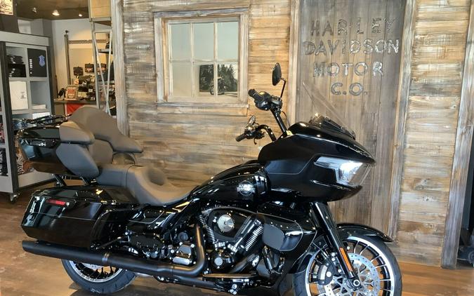 Harley-Davidson® Road Glide Limited 2026 FLTRXL Vivid Black Black Trim