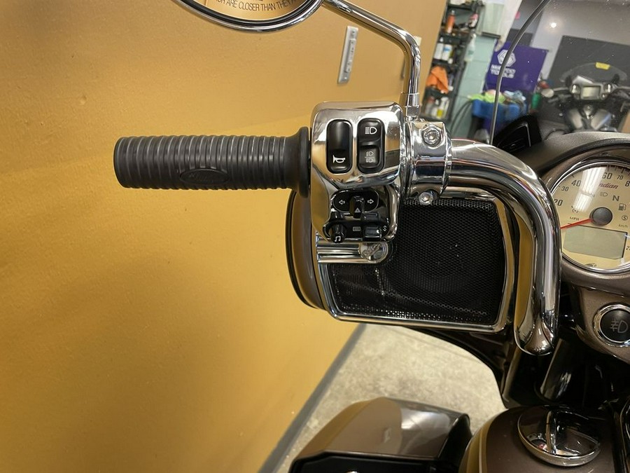 2018 Indian Motorcycle® Roadmaster® ABS Polish.Bronze Over Thund.Black w/Silver Pinst.