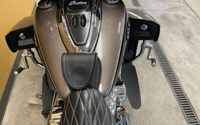 2018 Indian Motorcycle® Roadmaster® ABS Polish.Bronze Over Thund.Black w/Silver Pinst.