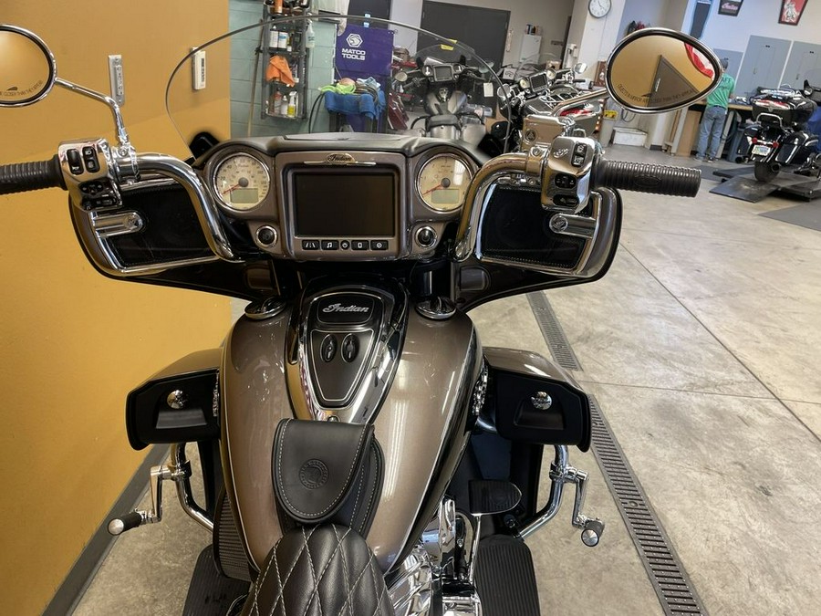 2018 Indian Motorcycle® Roadmaster® ABS Polish.Bronze Over Thund.Black w/Silver Pinst.