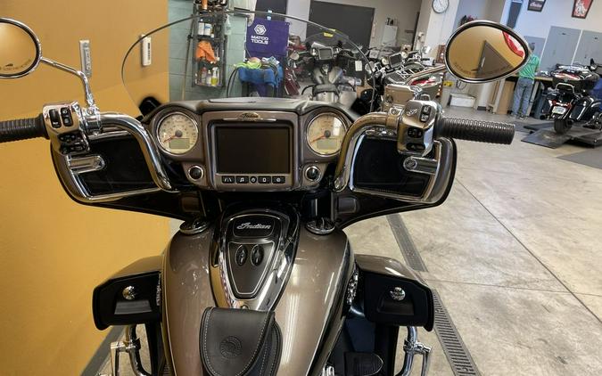 2018 Indian Motorcycle® Roadmaster® ABS Polish.Bronze Over Thund.Black w/Silver Pinst.