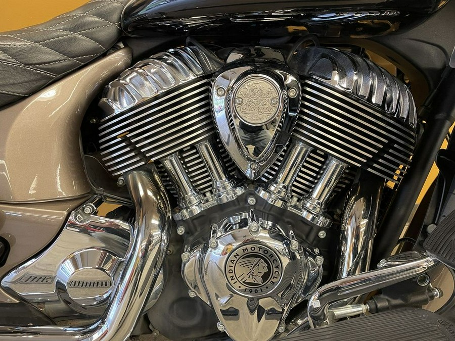 2018 Indian Motorcycle® Roadmaster® ABS Polish.Bronze Over Thund.Black w/Silver Pinst.