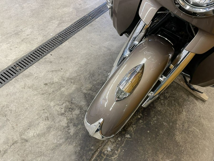 2018 Indian Motorcycle® Roadmaster® ABS Polish.Bronze Over Thund.Black w/Silver Pinst.