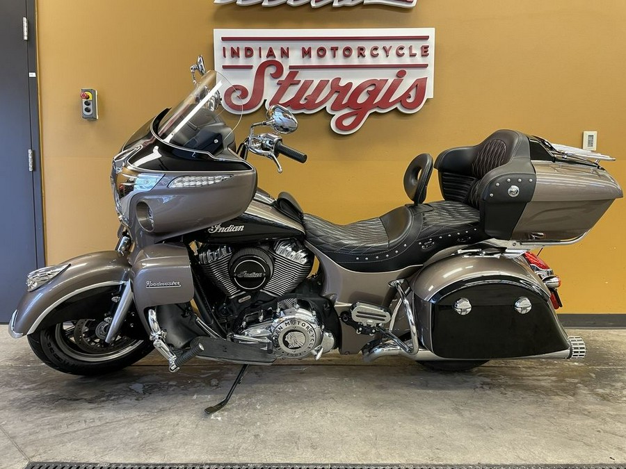 2018 Indian Motorcycle® Roadmaster® ABS Polish.Bronze Over Thund.Black w/Silver Pinst.