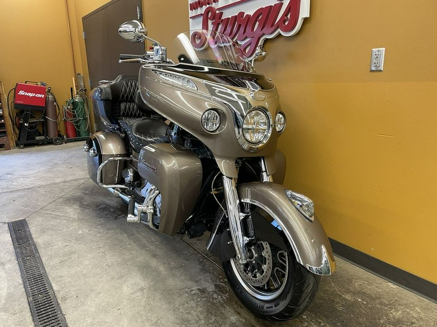 2018 Indian Motorcycle® Roadmaster® ABS Polish.Bronze Over Thund.Black w/Silver Pinst.