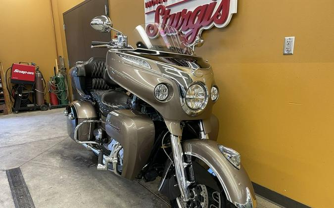 2018 Indian Motorcycle® Roadmaster® ABS Polish.Bronze Over Thund.Black w/Silver Pinst.