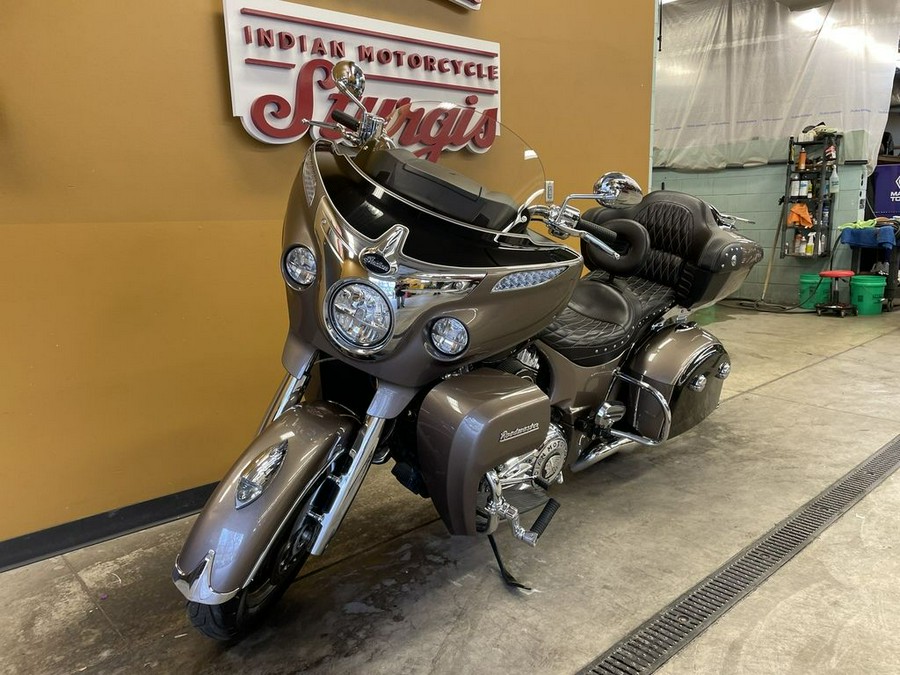 2018 Indian Motorcycle® Roadmaster® ABS Polish.Bronze Over Thund.Black w/Silver Pinst.