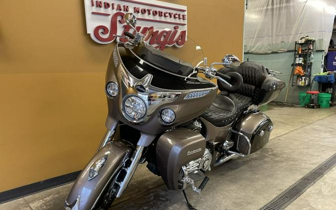 2018 Indian Motorcycle® Roadmaster® ABS Polish.Bronze Over Thund.Black w/Silver Pinst.