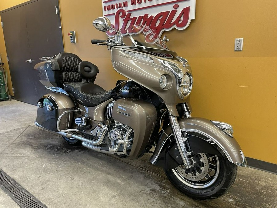 2018 Indian Motorcycle® Roadmaster® ABS Polish.Bronze Over Thund.Black w/Silver Pinst.