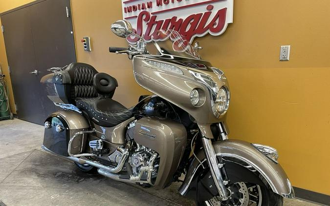 2018 Indian Motorcycle® Roadmaster® ABS Polish.Bronze Over Thund.Black w/Silver Pinst.