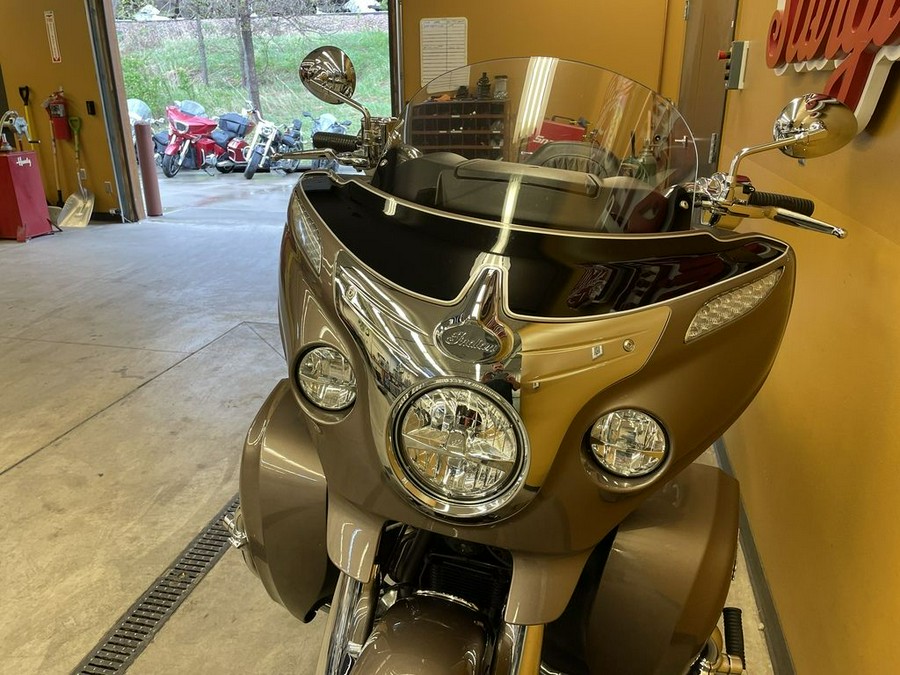 2018 Indian Motorcycle® Roadmaster® ABS Polish.Bronze Over Thund.Black w/Silver Pinst.