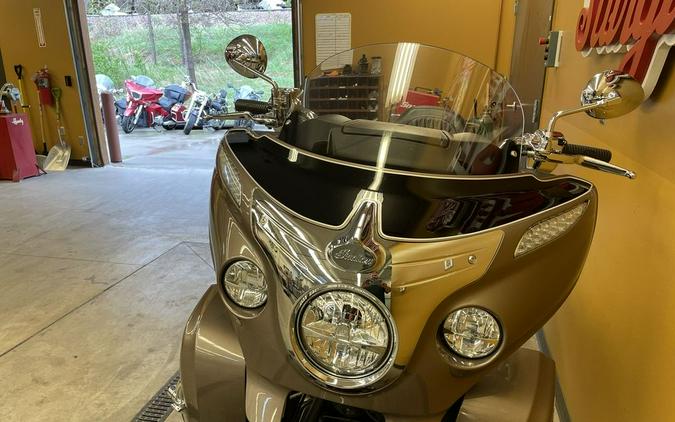 2018 Indian Motorcycle® Roadmaster® ABS Polish.Bronze Over Thund.Black w/Silver Pinst.