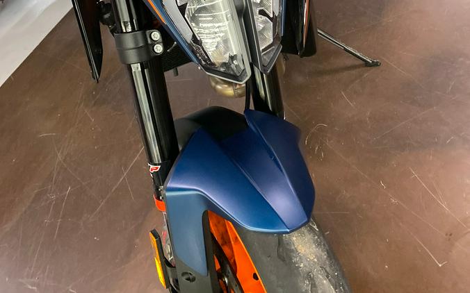 2023 KTM 890 Duke R