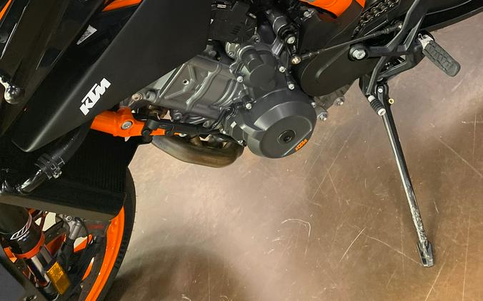 2023 KTM 890 Duke R