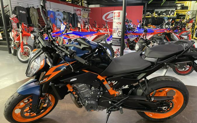 2023 KTM 890 Duke R