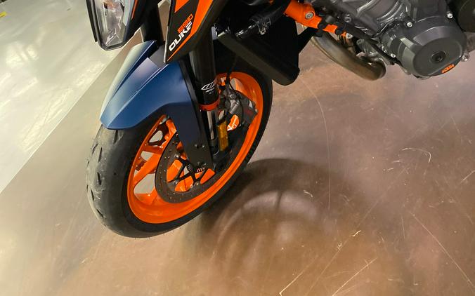 2023 KTM 890 Duke R