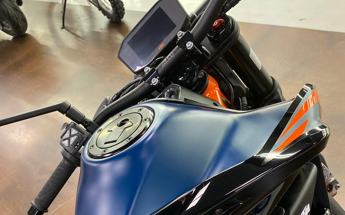 2023 KTM 890 Duke R