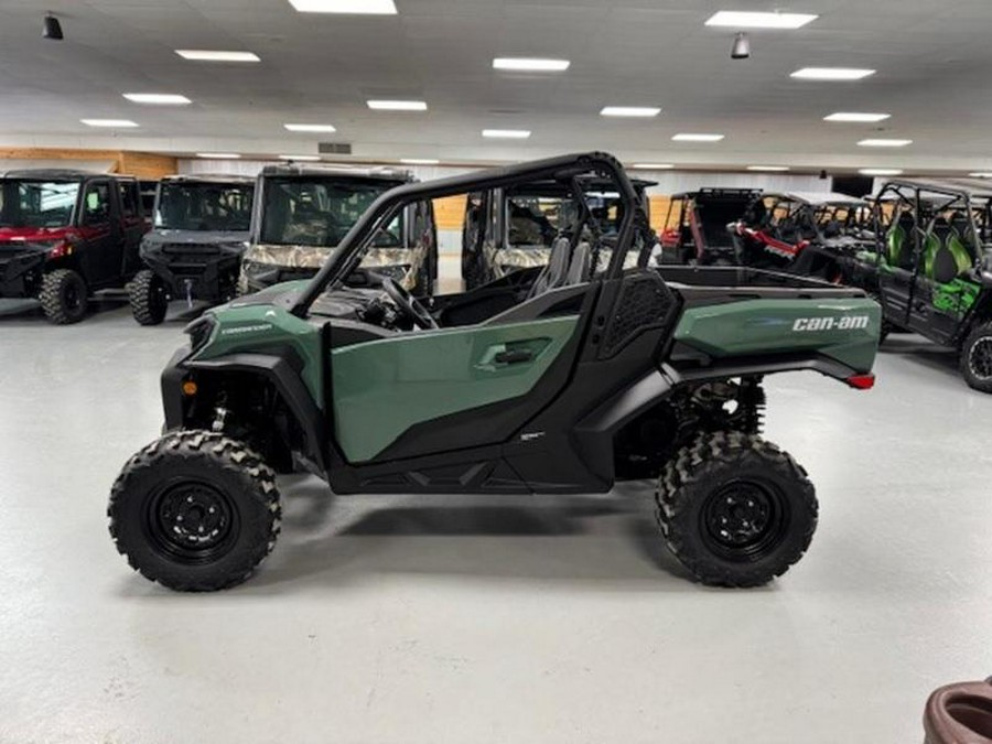 2026 Can-Am® Commander DPS 700