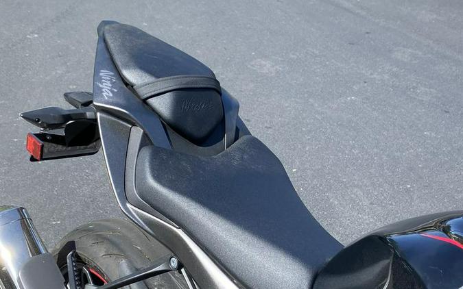 2022 Kawasaki Ninja® ZX™-6R Metallic Matte Graphenesteel Gray/Metallic Black