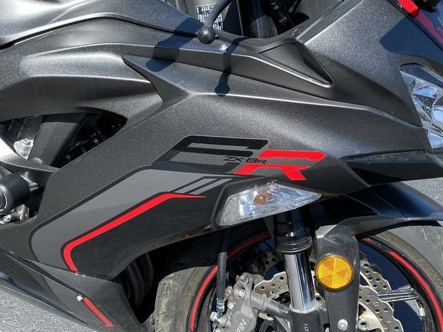2022 Kawasaki Ninja® ZX™-6R Metallic Matte Graphenesteel Gray/Metallic Black