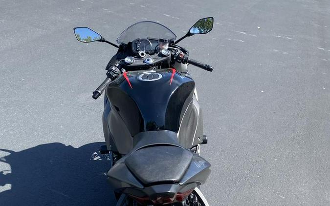 2022 Kawasaki Ninja® ZX™-6R Metallic Matte Graphenesteel Gray/Metallic Black