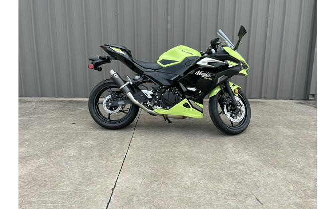 2026 Ninja® 500 SE ABS METALLIC YELLOWISH GREEN / EBONY LEO VINCE SLIP ON - Kawasaki