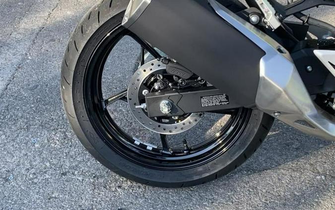 2026 Kawasaki Ninja® 500 ABS Metallic Yellowish Green/Ebony