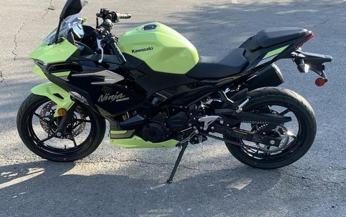 2026 Kawasaki Ninja® 500 ABS Metallic Yellowish Green/Ebony