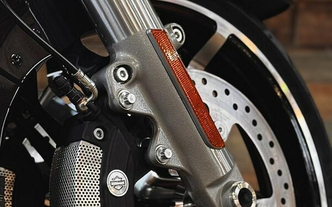 2026 Harley-Davidson® Street Glide® Midnight Ember Chrome Trim