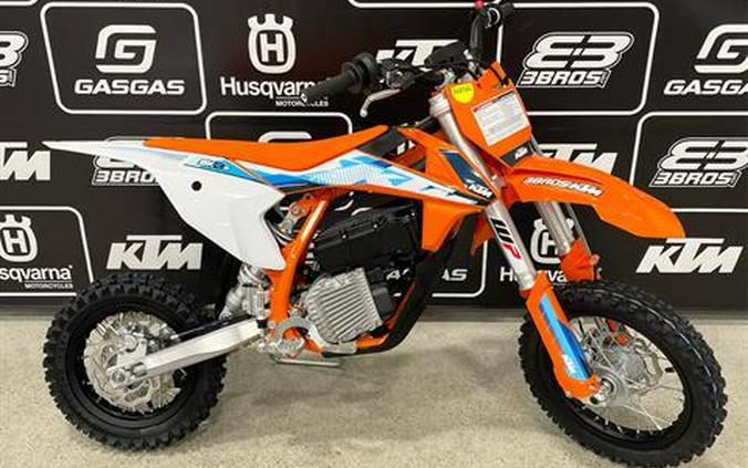 2023 KTM SX-E 3 First Look [Just In Time For Christmas]