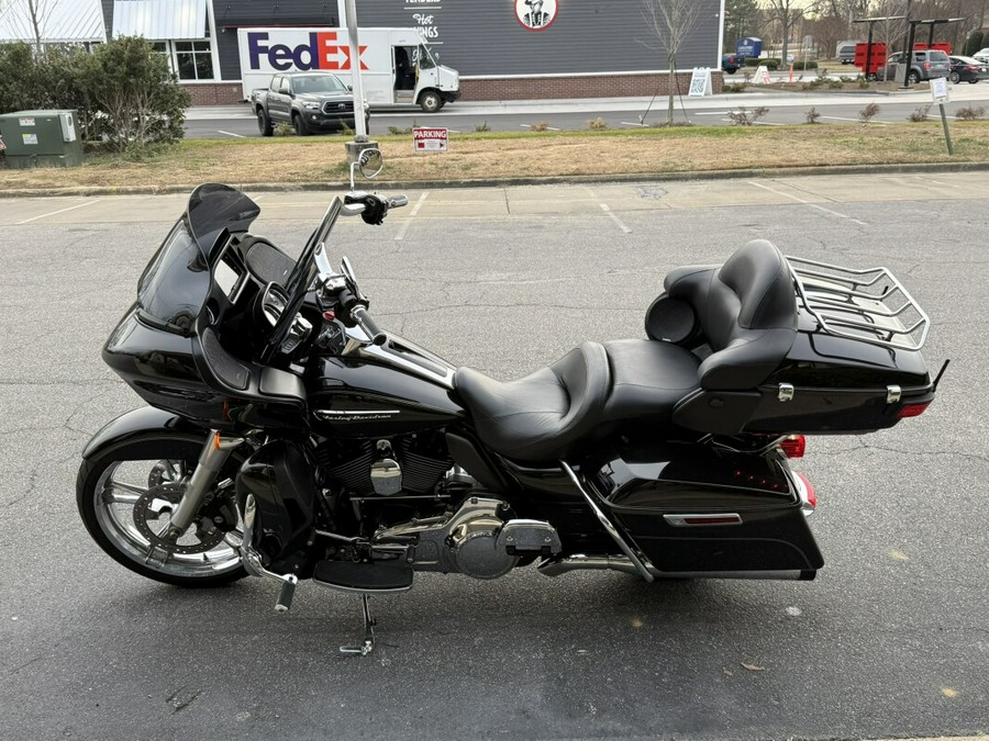 2016 Harley-Davidson® Road Glide® Ultra Vivid Black