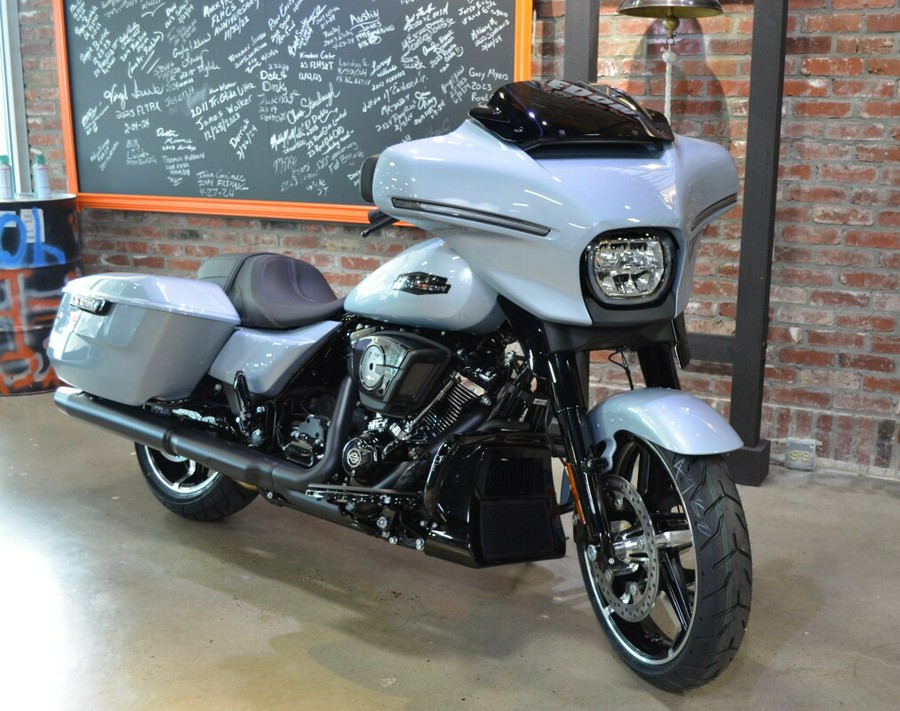 2024 Harley-Davidson Street Glide® Atlas Silver Metallic - Black Finish