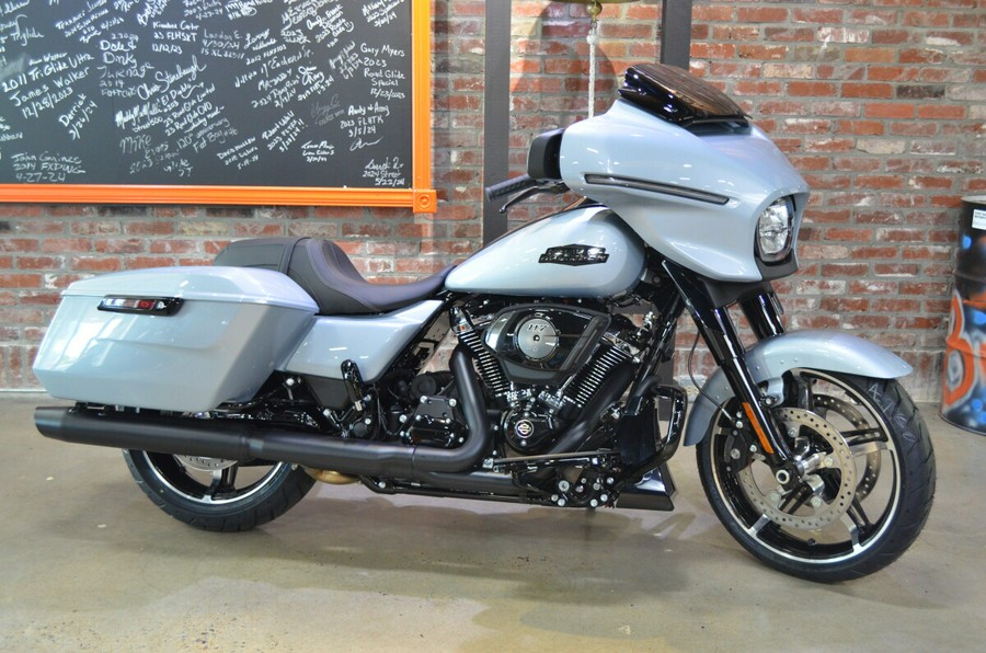 2024 Harley-Davidson Street Glide® Atlas Silver Metallic - Black Finish