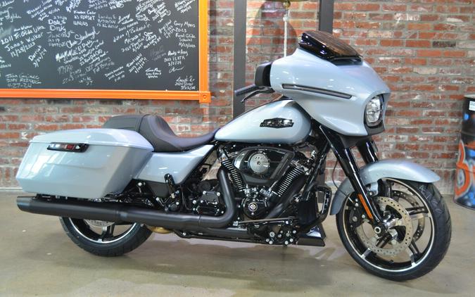 2024 Harley-Davidson Street Glide® Atlas Silver Metallic - Black Finish