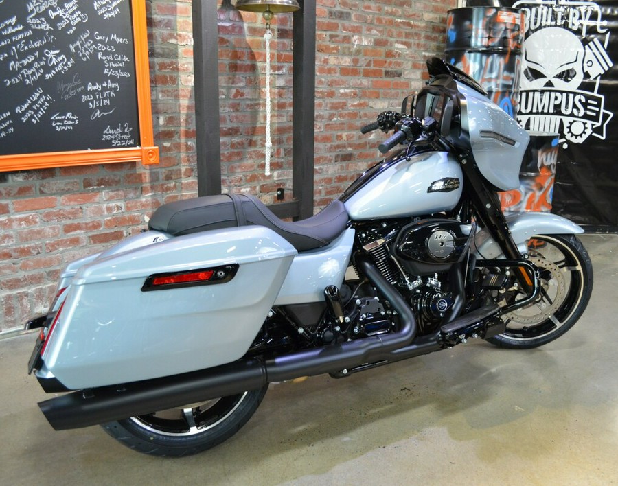 2024 Harley-Davidson Street Glide® Atlas Silver Metallic - Black Finish