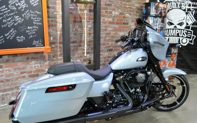 2024 Harley-Davidson Street Glide® Atlas Silver Metallic - Black Finish