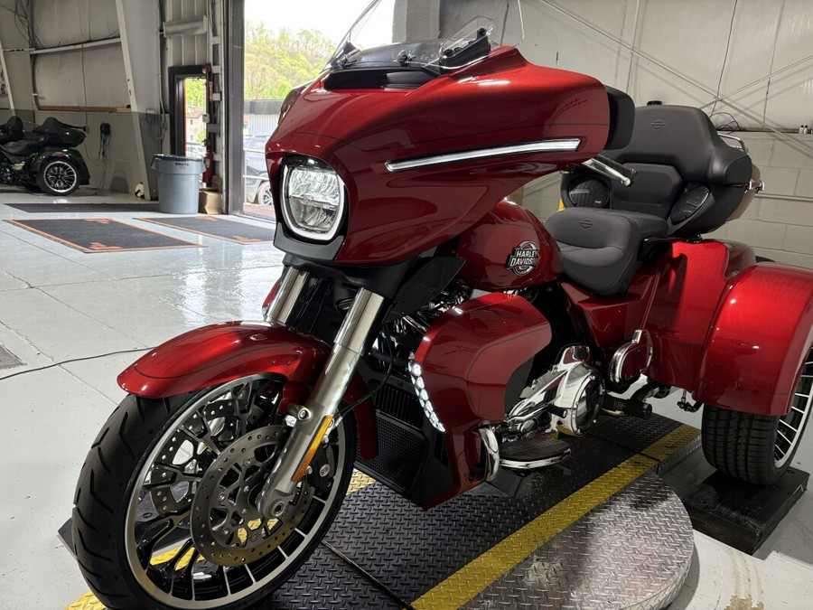 2026 Harley-Davidson® Street Glide 3 Limited Brilliant Red Chrome Trim