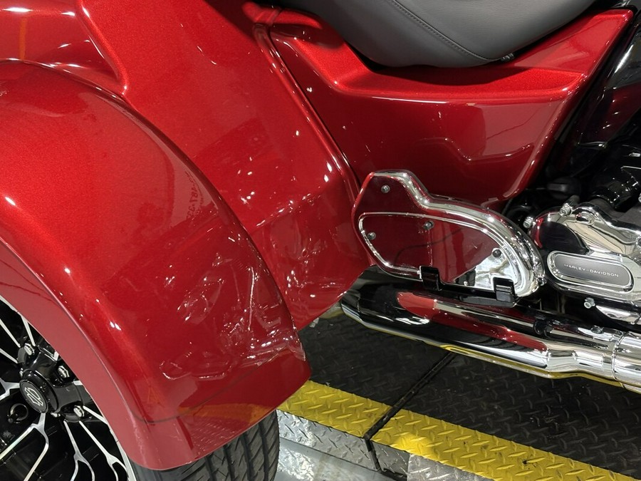 2026 Harley-Davidson® Street Glide 3 Limited Brilliant Red Chrome Trim