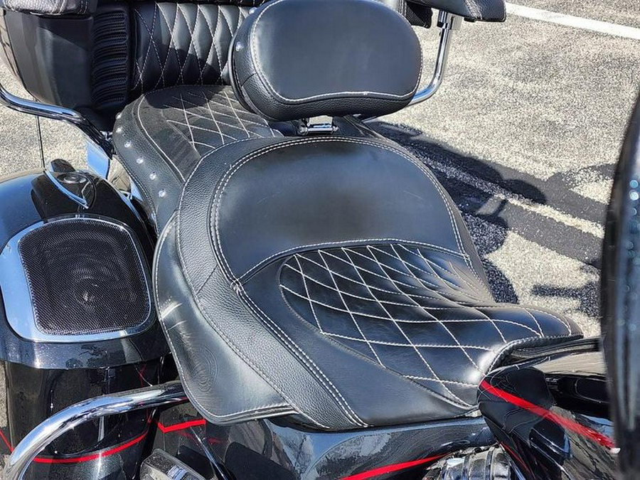 2020 Indian Motorcycle® Roadmaster® Elite Thunder Black Vivid Crystal Over Gunmetal Flake