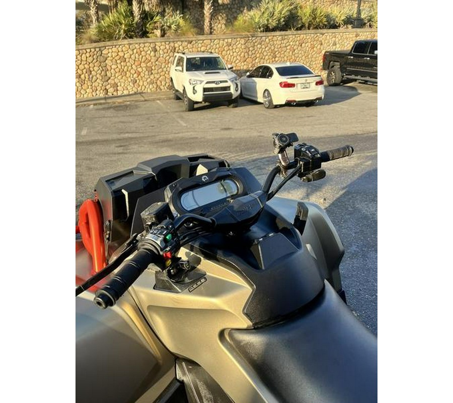 2023 Can-Am® Outlander X mr 1000R Liquid Titanium & Can-Am Red