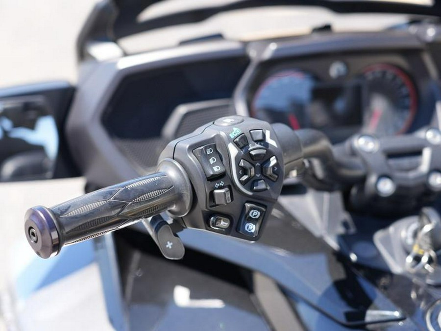2016 Can-Am® Spyder® F3-T 6-Speed Semi-Automatic (SE6) Radio