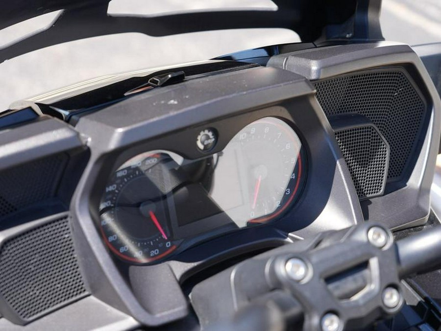 2016 Can-Am® Spyder® F3-T 6-Speed Semi-Automatic (SE6) Radio