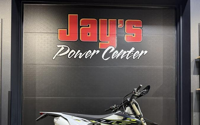 2026 Triumph TF 450-E Jet Black/Pure White