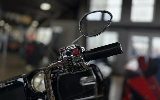 2017 Indian Motorcycle® Roadmaster® Thunder Black