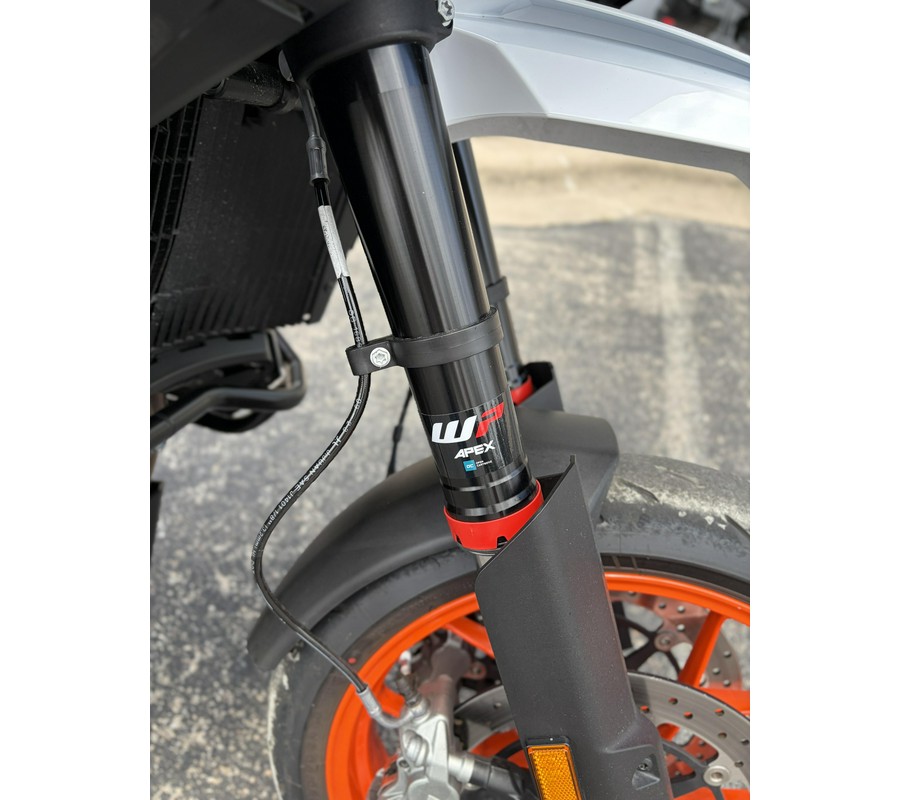 2024 KTM SMT 890