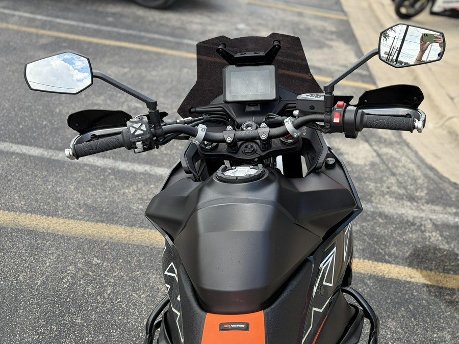 2024 KTM SMT 890