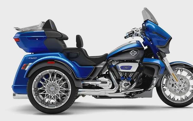 2026 Harley-Davidson® CVO Street Glide 3 Limited ELECTRIC COAST W/ PINSTRIPE