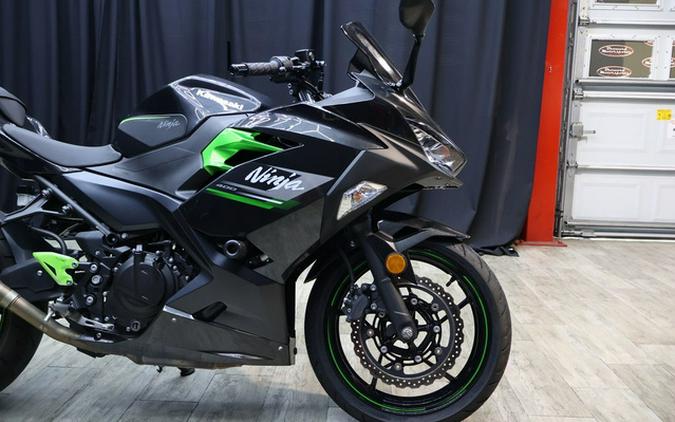 2023 Kawasaki Ninja 400 Matrix Camo Gray/Metallic Matte Carbon