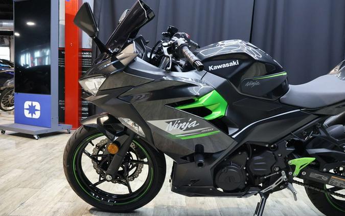 2023 Kawasaki Ninja 400 Matrix Camo Gray/Metallic Matte Carbon